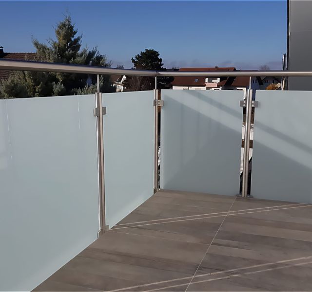 Modernes Aluminiumgeländer mit Sichtschutz von Afrim Bejta Metallbau GmbH – stilvolle Lösung für Terrasse oder Balkon