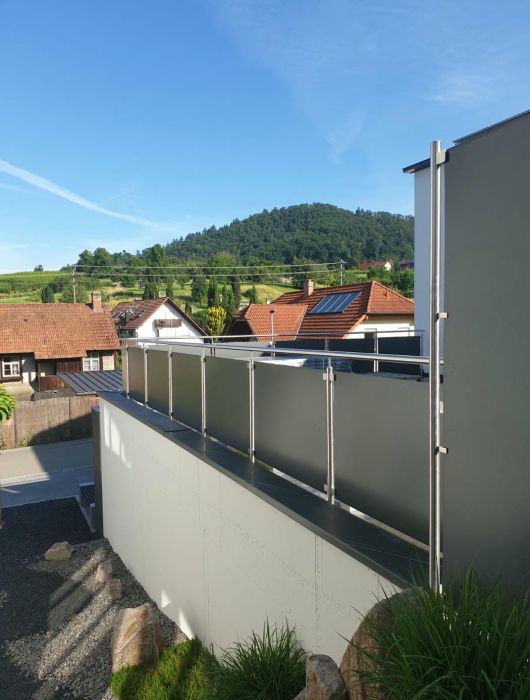 Modernes Aluminiumgeländer mit Sichtschutz von Afrim Bejta Metallbau GmbH – stilvolle Lösung für Terrasse oder Balkon