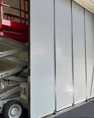 Fachgerechte Montage eines Schiebetors durch das Team der Afrim Bejta Metallbau GmbH – präzise und zuverlässig