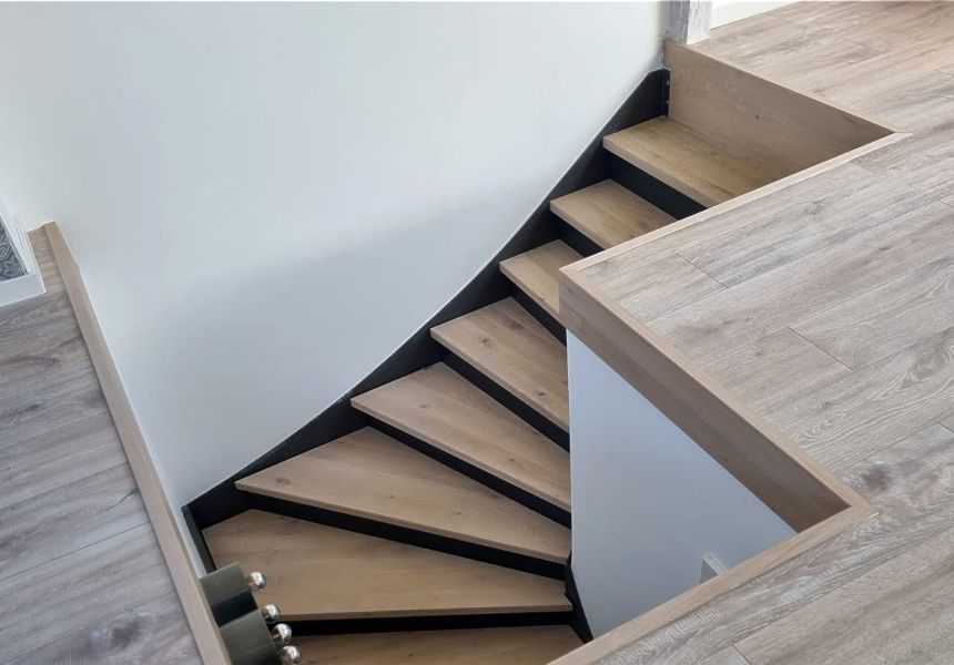Elegante Wendeltreppe aus Metall gefertigt von der Afrim Bejta Metallbau GmbH – architektonisches Highlight im Innenraum