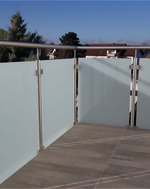 Modernes Aluminiumgeländer mit Sichtschutz von Afrim Bejta Metallbau GmbH – stilvolle Lösung für Terrasse oder Balkon