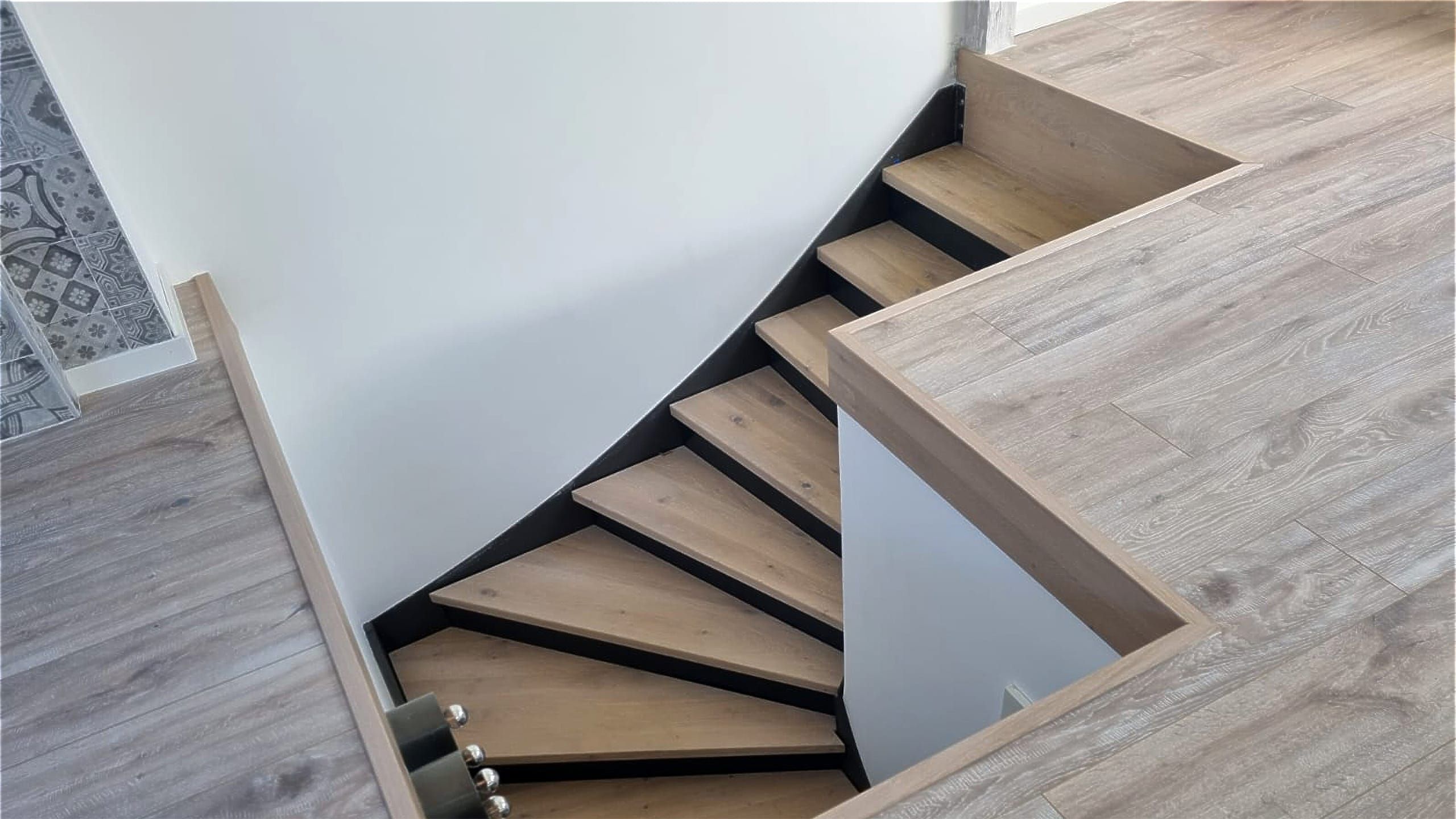 Elegante Wendeltreppe aus Metall gefertigt von der Afrim Bejta Metallbau GmbH – architektonisches Highlight im Innenraum