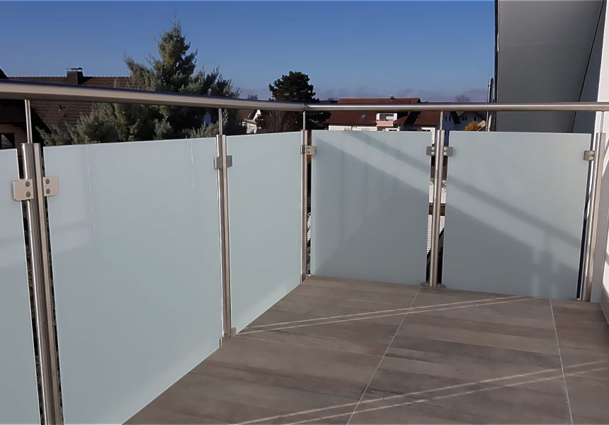 Modernes Aluminiumgeländer mit Sichtschutz von Afrim Bejta Metallbau GmbH – stilvolle Lösung für Terrasse oder Balkon