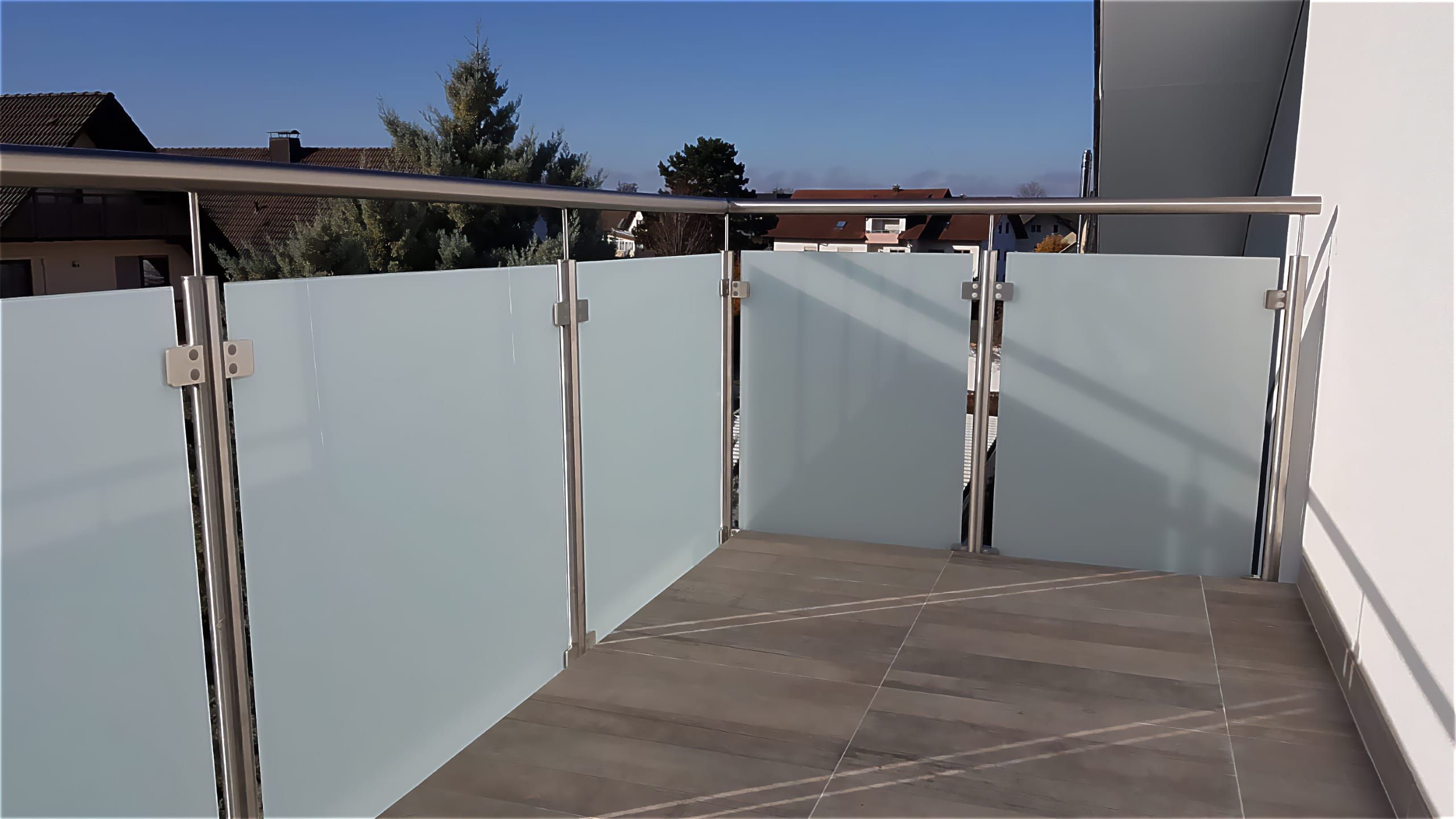 Modernes Aluminiumgeländer mit Sichtschutz von Afrim Bejta Metallbau GmbH – stilvolle Lösung für Terrasse oder Balkon