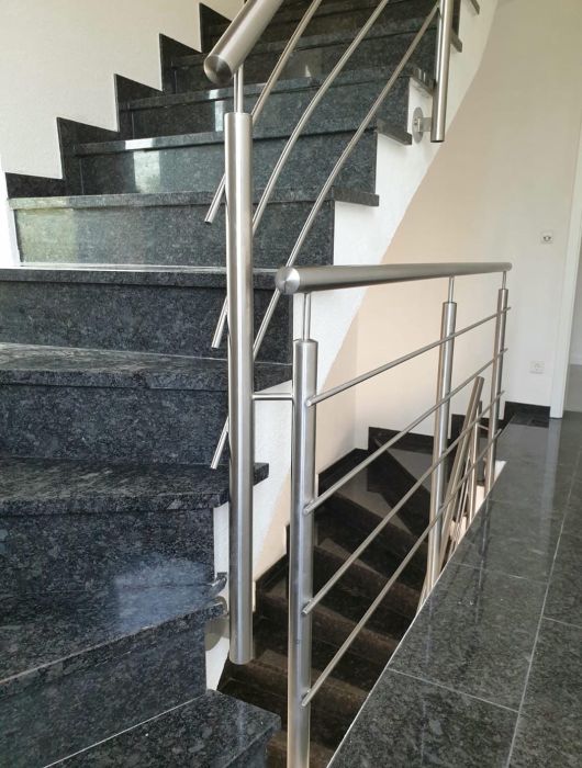 Modernes Aluminiumgeländer mit Sichtschutz von Afrim Bejta Metallbau GmbH – stilvolle Lösung für Terrasse oder Balkon