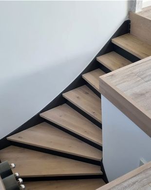 Elegante Wendeltreppe aus Metall gefertigt von der Afrim Bejta Metallbau GmbH – architektonisches Highlight im Innenraum