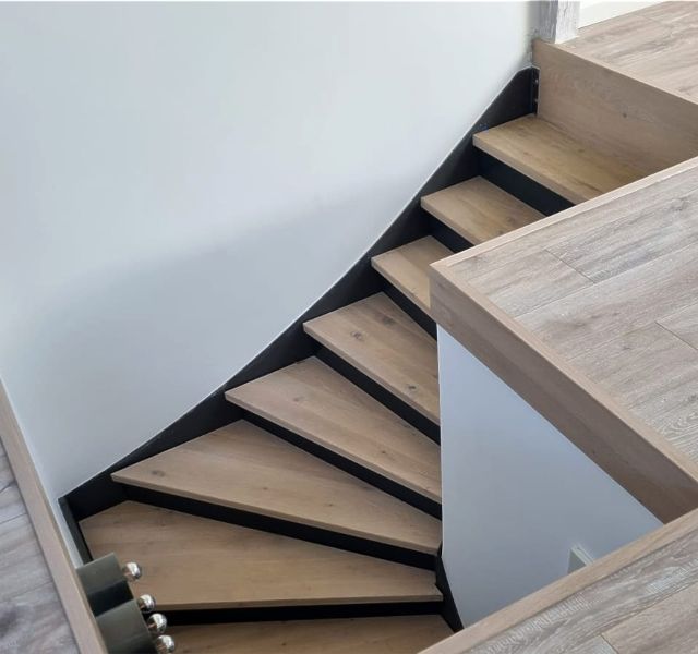 Elegante Wendeltreppe aus Metall gefertigt von der Afrim Bejta Metallbau GmbH – architektonisches Highlight im Innenraum
